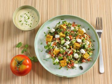 Salade méli-mélo : riz aux lentilles et noisettes, tofu et légumes Salade méli-mélo : riz aux lentilles et noisettes, tofu et légumes