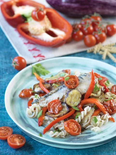 Salade de légumes grillés, tomates confites et maquereaux Salade de légumes grillés, tomates confites et maquereaux