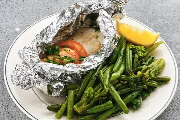 Filets de truite aux algues et aux légumes en papillotes